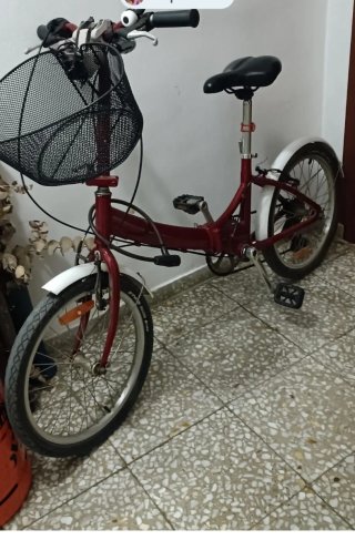 Bicicleta plegable roja con cesta