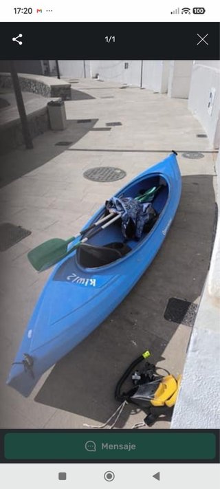 Kayak azul con remo