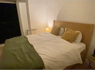 Estructura de cama de madera con cajas