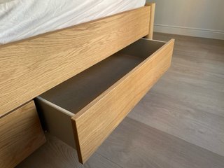 Estructura de cama de madera con cajas