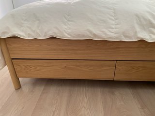 Estructura de cama de madera con cajas
