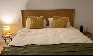 Estructura de cama de madera con cajas