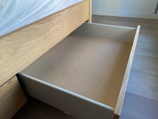 Estructura de cama de madera con cajas