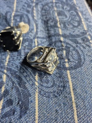 Anillos alta bisutería negros y plateados