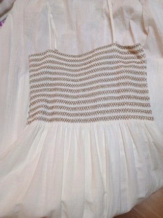 Vestido blanco y beige con flores bordadas
