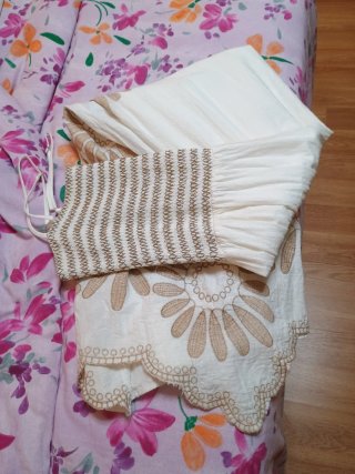 Vestido blanco y beige con flores bordadas