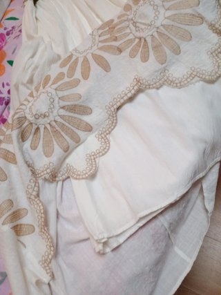 Vestido blanco y beige con flores bordadas