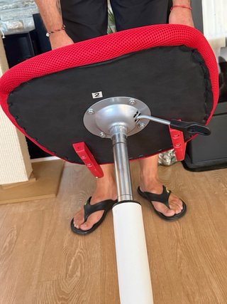Silla de escritorio roja. Muy buen estado.