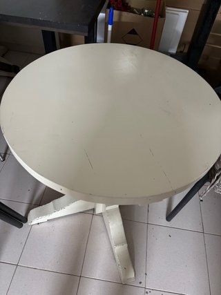 Mesa redonda de madera blanca