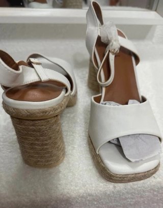 Tacones blancos elegantes a estrenar