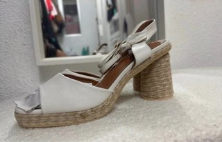 Tacones blancos elegantes a estrenar