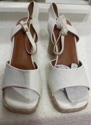 Tacones blancos elegantes a estrenar