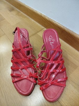 Sandalias de cuña rojas