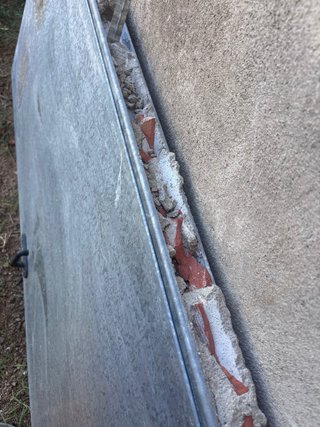 Puerta metálica de obra con dos llaves