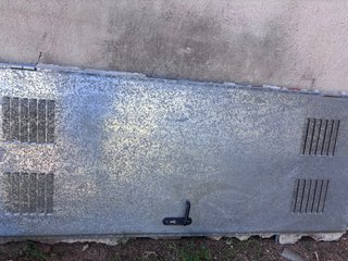 Puerta metálica de obra con dos llaves