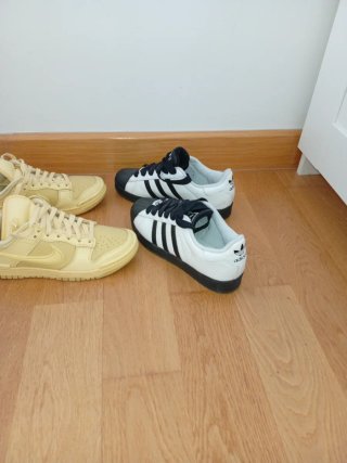 Zapatillas Nike y Adidas Superstar Beige