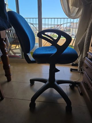 Silla de oficina azul y gris