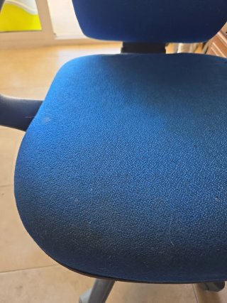 Silla de oficina azul y gris