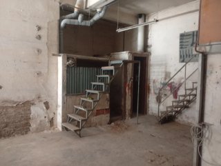 Escalera metálica de 4 peldaños