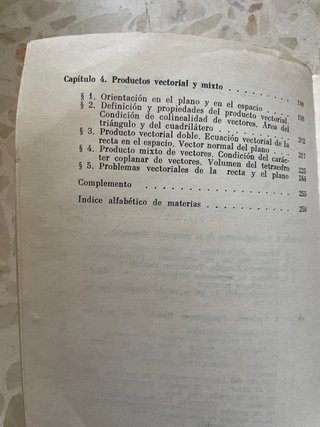 Algebra vectorial en ejemplos y problemas