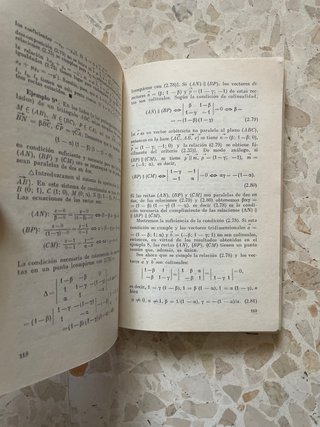 Algebra vectorial en ejemplos y problemas