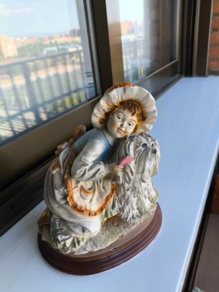 Figura decorativa niña y perro