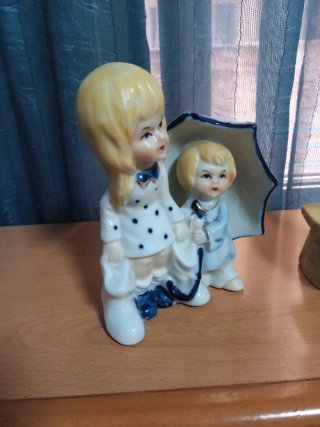 3 Figuras Porcelana:Niño/a.Zapatero Y Joyero: