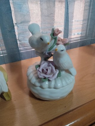 3 Figuras Porcelana:Niño/a.Zapatero Y Joyero: