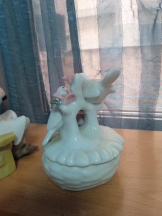 3 Figuras Porcelana:Niño/a.Zapatero Y Joyero: