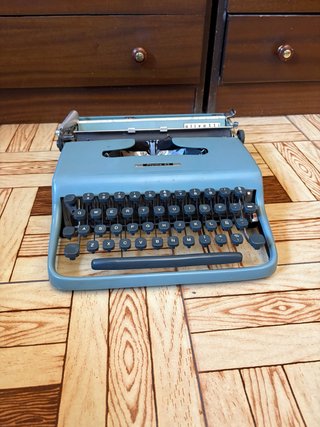 Máquina de escribir Olivetti azul