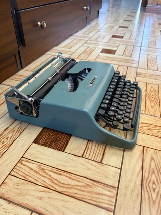 Máquina de escribir Olivetti azul