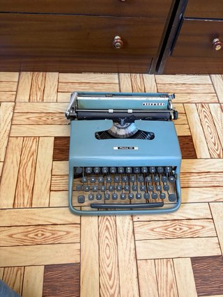 Máquina de escribir Olivetti azul