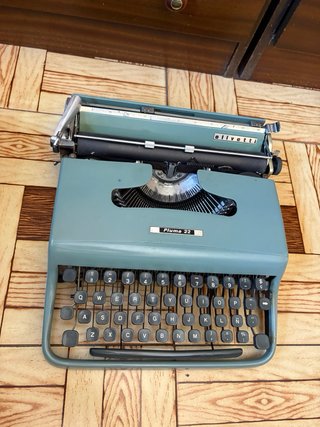 Máquina de escribir Olivetti azul