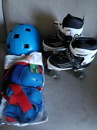 Patines 4 ruedas con casco, protecciones y bolsa