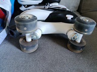 Patines 4 ruedas con casco, protecciones y bolsa