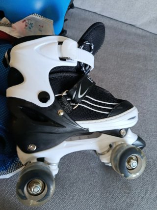 Patines 4 ruedas con casco, protecciones y bolsa