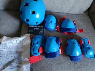Patines 4 ruedas con casco, protecciones y bolsa