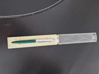Pluma estilográfica verde y plateada
