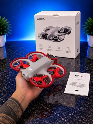 Dron DJI NEO Rojo y Blanco