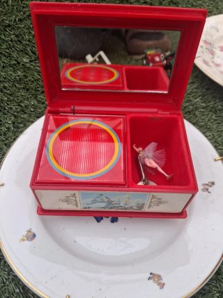 Caja musical antigua decorada