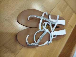 Sandalias blancas planas con pedrería