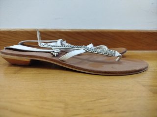 Sandalias blancas planas con pedrería