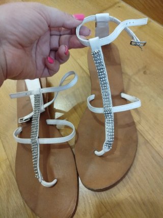 Sandalias blancas planas con pedrería