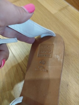 Sandalias blancas planas con pedrería