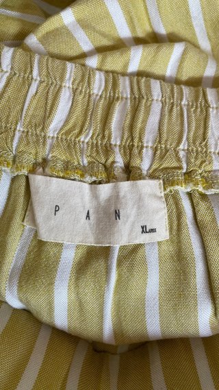Falda de rayas blancas y amarillas