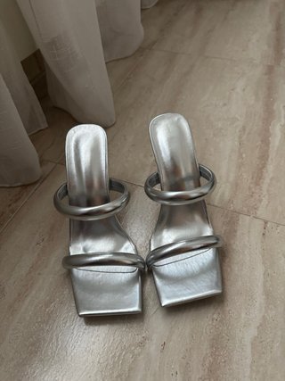 Tacones plateados elegantes
