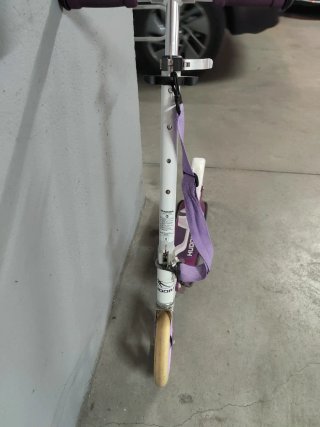 Patinete Hudora con asa y freno y pata de cabra