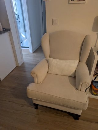 Sillón orejero beige de tela