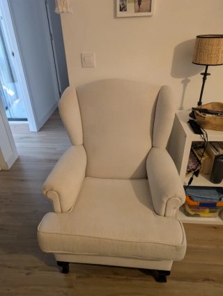 Sillón orejero beige de tela