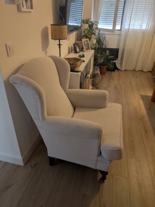 Sillón orejero beige de tela